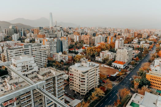 白天俯瞰圣地亚哥充满活力的城市景观，展现现代建筑风貌