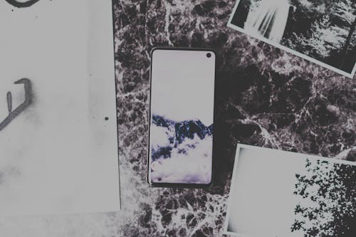 Free 大理石表面上android智能手機的灰度攝影 Stock Photo