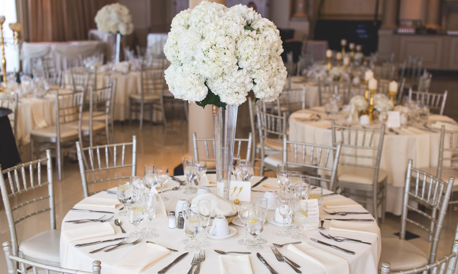 Mesa de evento elegante con centro floral y vajilla cuidada