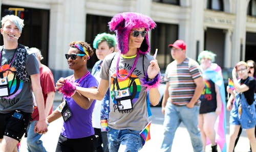 Una Multitud En Un Desfile Del Orgullo