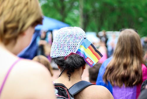 彼女の髪にlgbtフラグレットを持つ女性の選択的なフォーカス写真