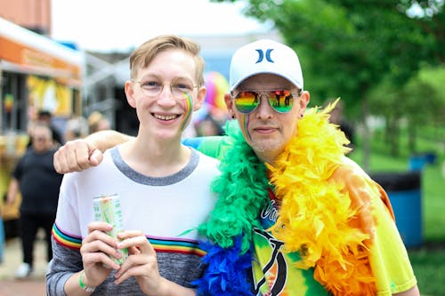 写真のポーズをとる2人の男性