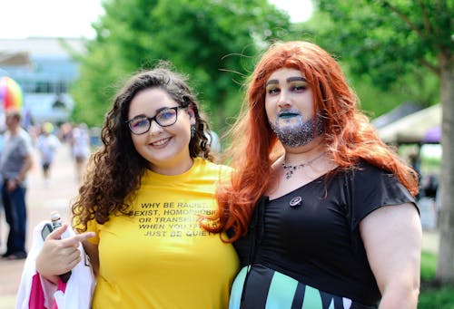 Wanita Mengenakan Baju Kuning