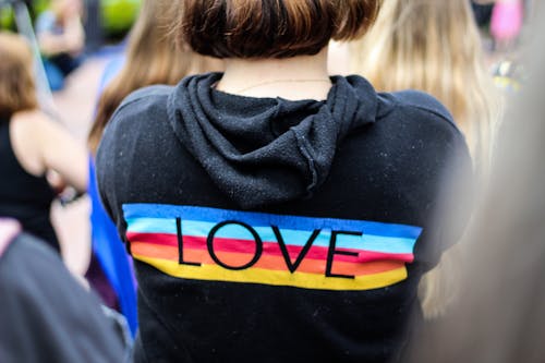 Vrouw In Zwart En Veelkleurige Love Print Hoodie