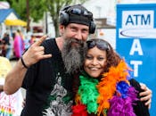 在充满活力的骄傲节上，两个朋友幸福地拥抱在一起，展现了团结与欢乐