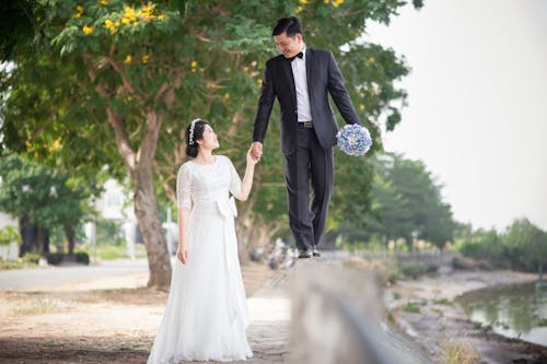 Couple De Jeunes Mariés Romantiques