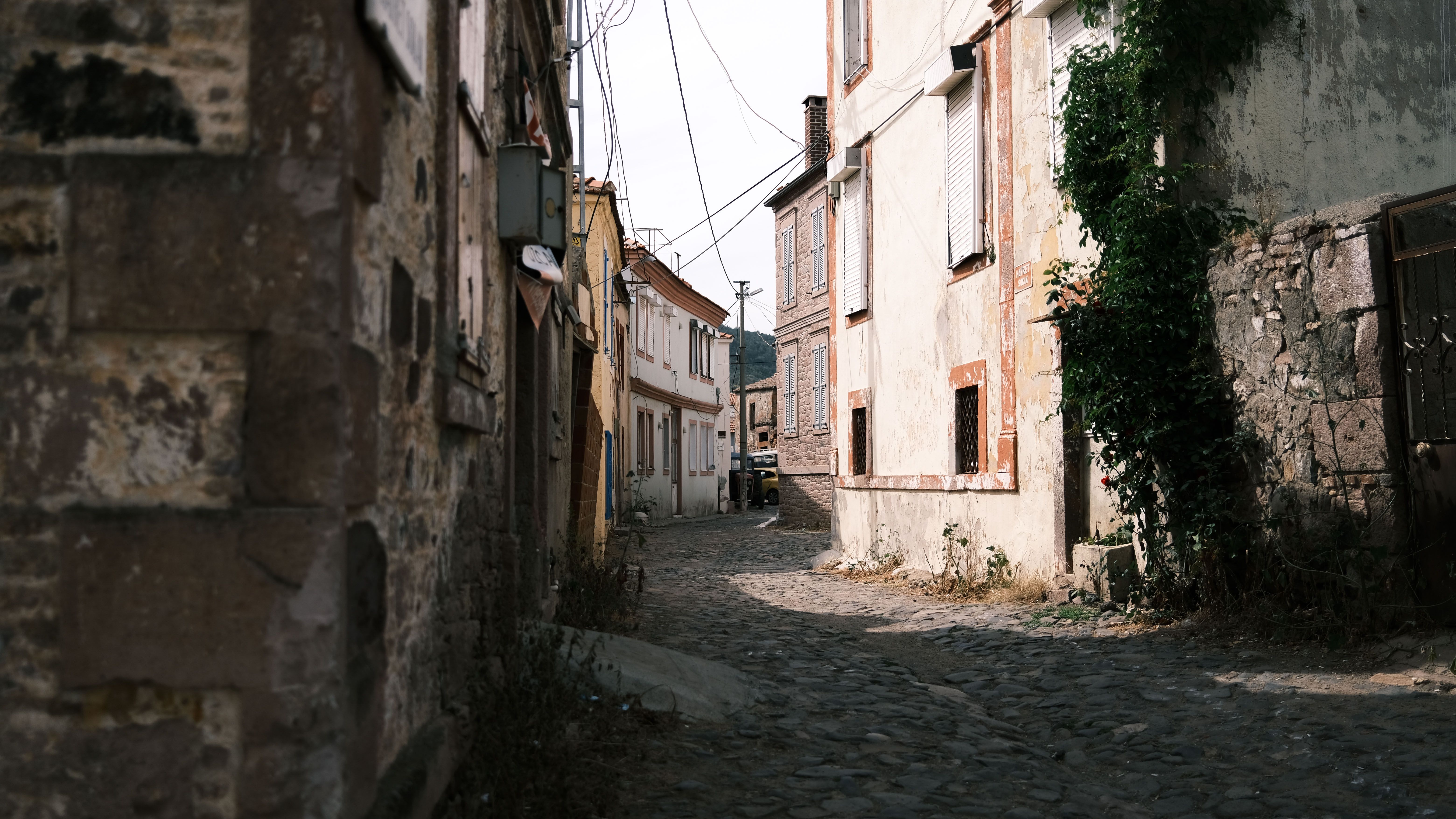 Cobblestone lane through the historic quarter — photo by Sami TÜRK on Pexels
