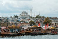 伊斯坦布尔的天际线历史悠久，博斯普鲁斯海峡上船只穿梭，建筑地标令人惊叹