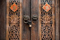 一扇装饰性的木制门，带有华丽的雕刻和挂锁，展现了传统设计