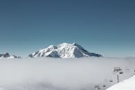 在法国伊泽尔山谷，滑雪缆车穿行于大雾笼罩的勃朗峰