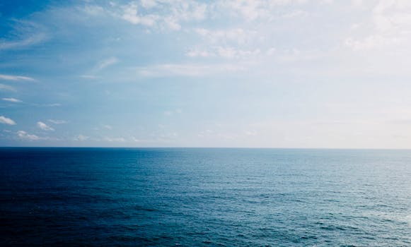 蔚蓝的天空下，广阔的海洋云雾缭绕，非常适合宁静的场景