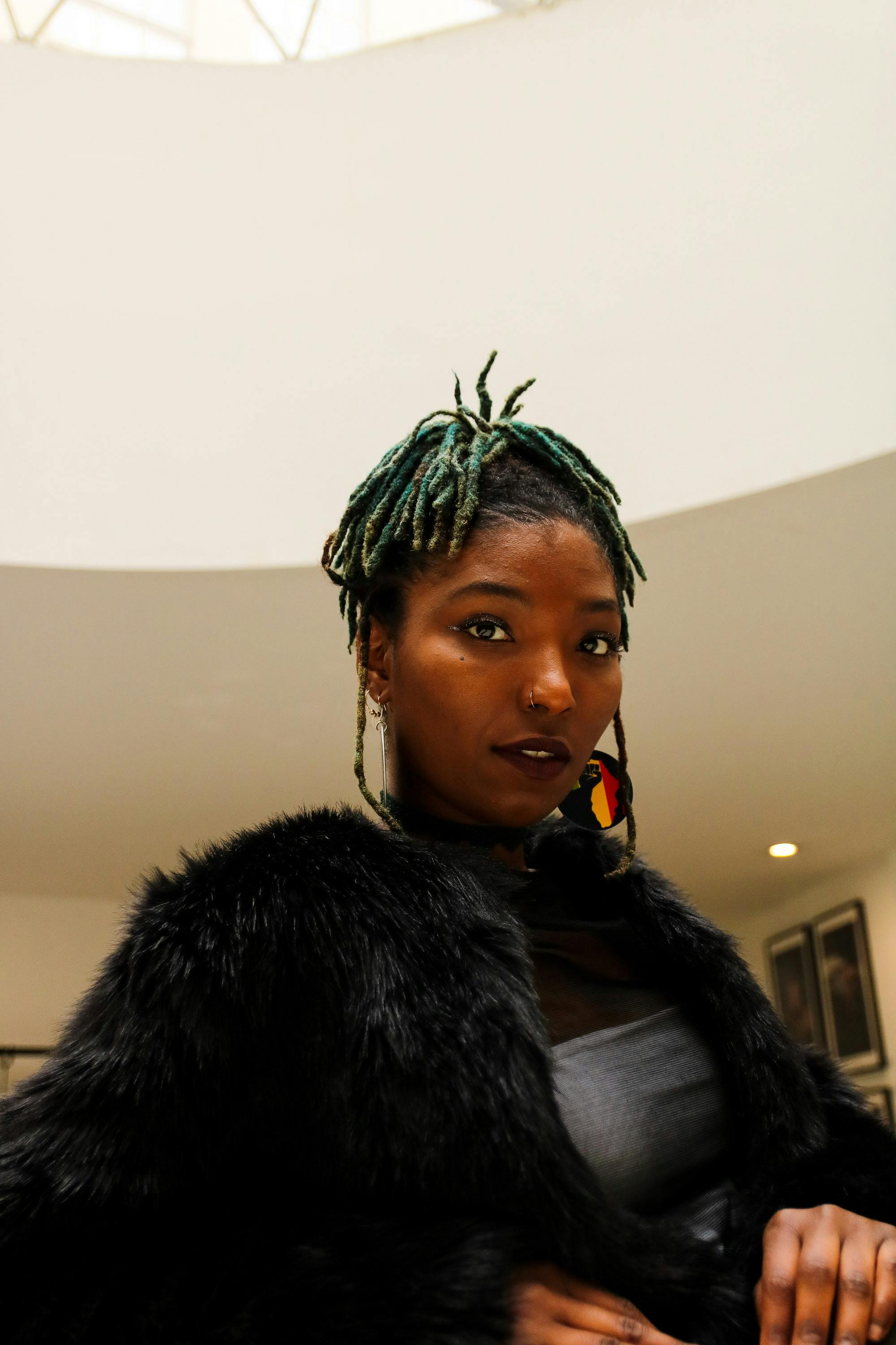 室内时尚环境中一位女士摆姿势的优雅肖像