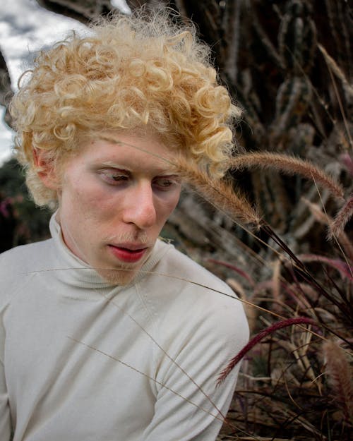 Homme En Chemise à Col Roulé Blanche Près Des Herbes