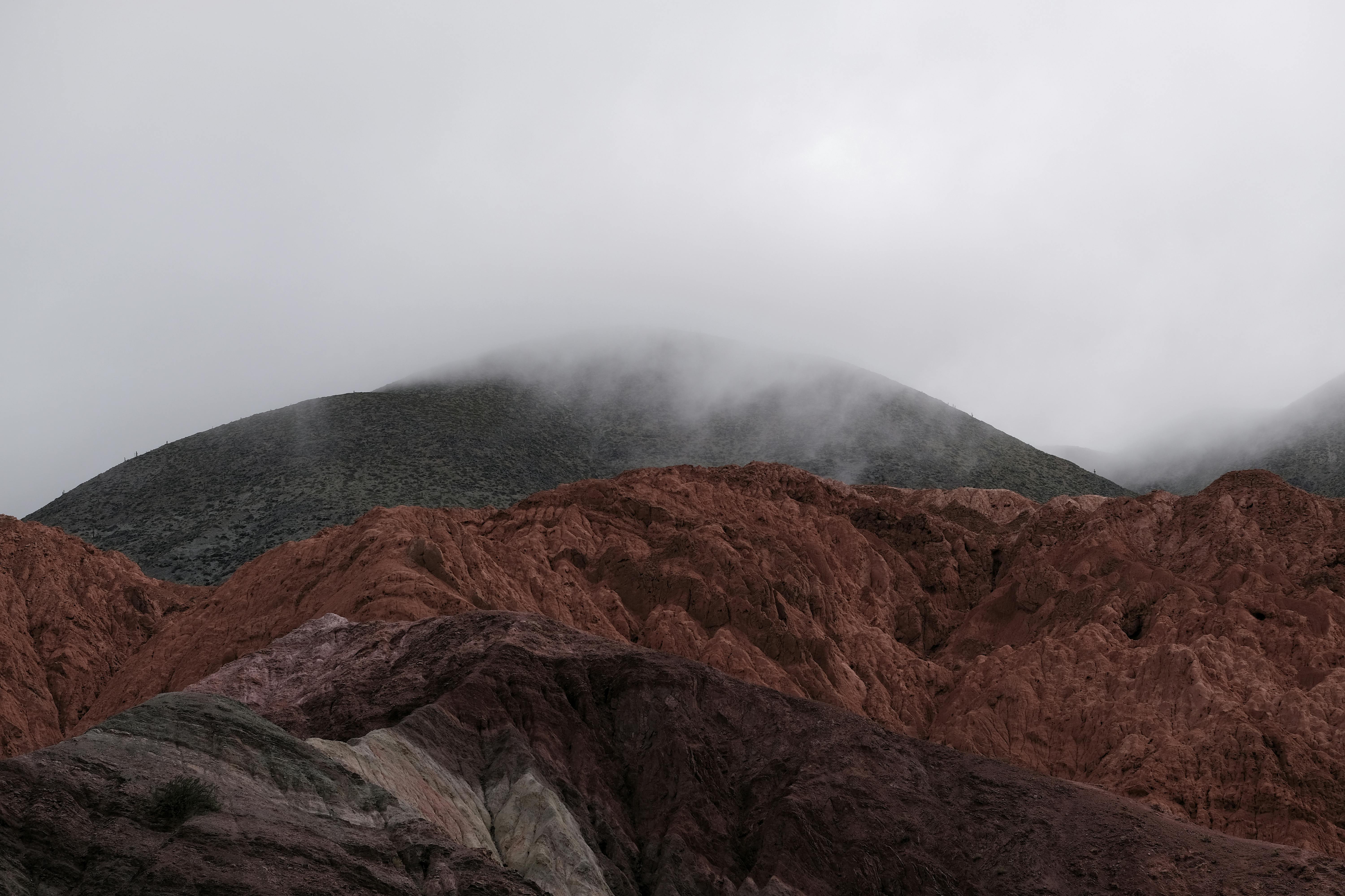阿根廷普尔马马卡色彩缤纷的迷雾山脉景色令人惊叹