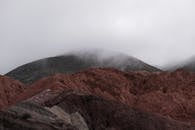 阿根廷普尔马马卡色彩缤纷的迷雾山脉景色令人惊叹