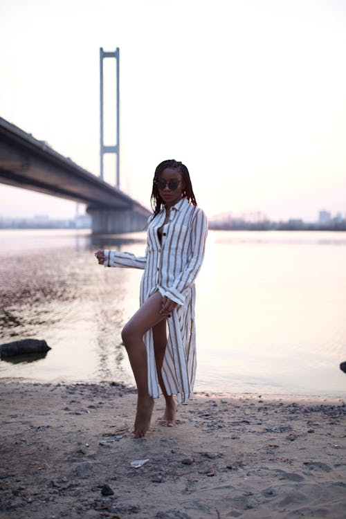 Femme Debout Sur Les Rives De La Rivière