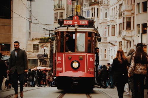 Pessoas Caminhando Ao Lado Do Bonde Vermelho