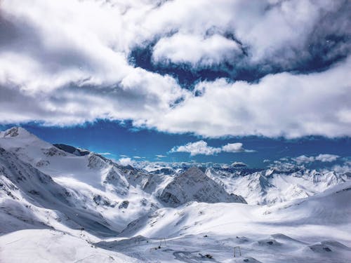 白云盘旋在雪山坡度假村上方