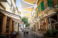 尼科西亚热闹的街道上，咖啡馆、商店和色彩缤纷的人群随处可见