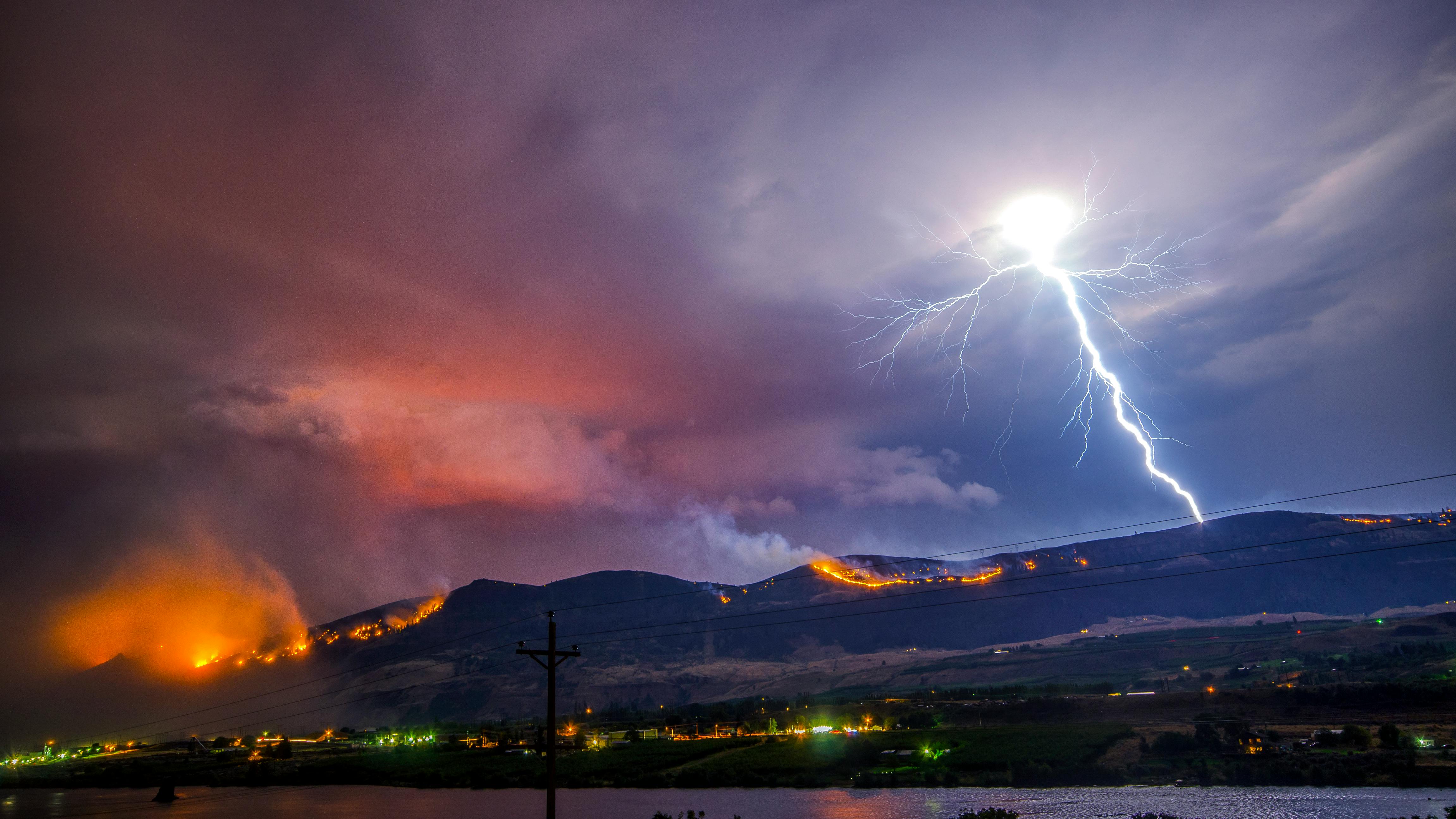 lightning strike · Free Stock Photo