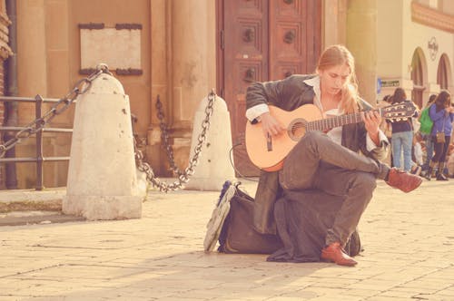 Kostnadsfri bild av akustisk gitarr, gammal stad, gata