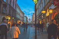 黄昏时分，热闹的欧洲街道上矗立着历史建筑，晚间购物者络绎不绝