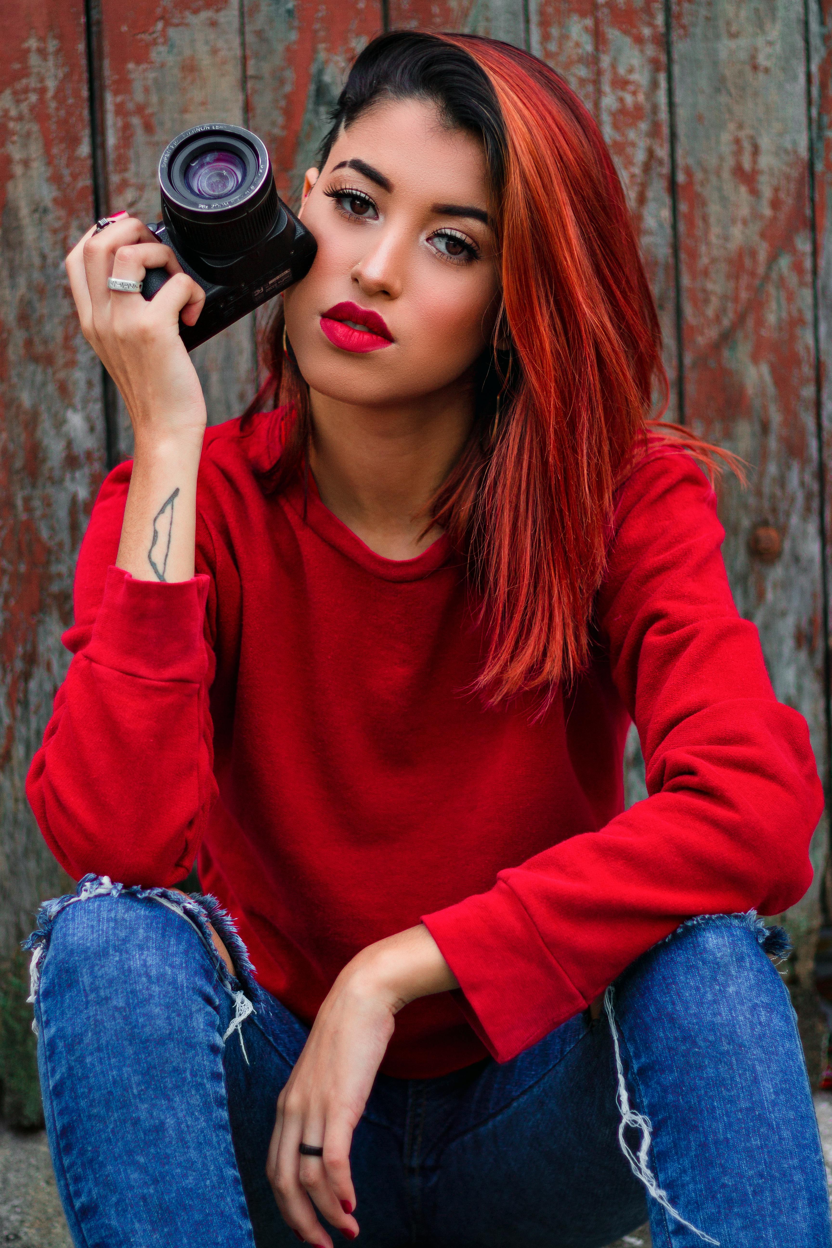 Kostenloses Stock Foto zu dslr-kamera, festhalten, fotograf