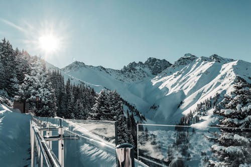 Schneebedeckte Gebirgszüge