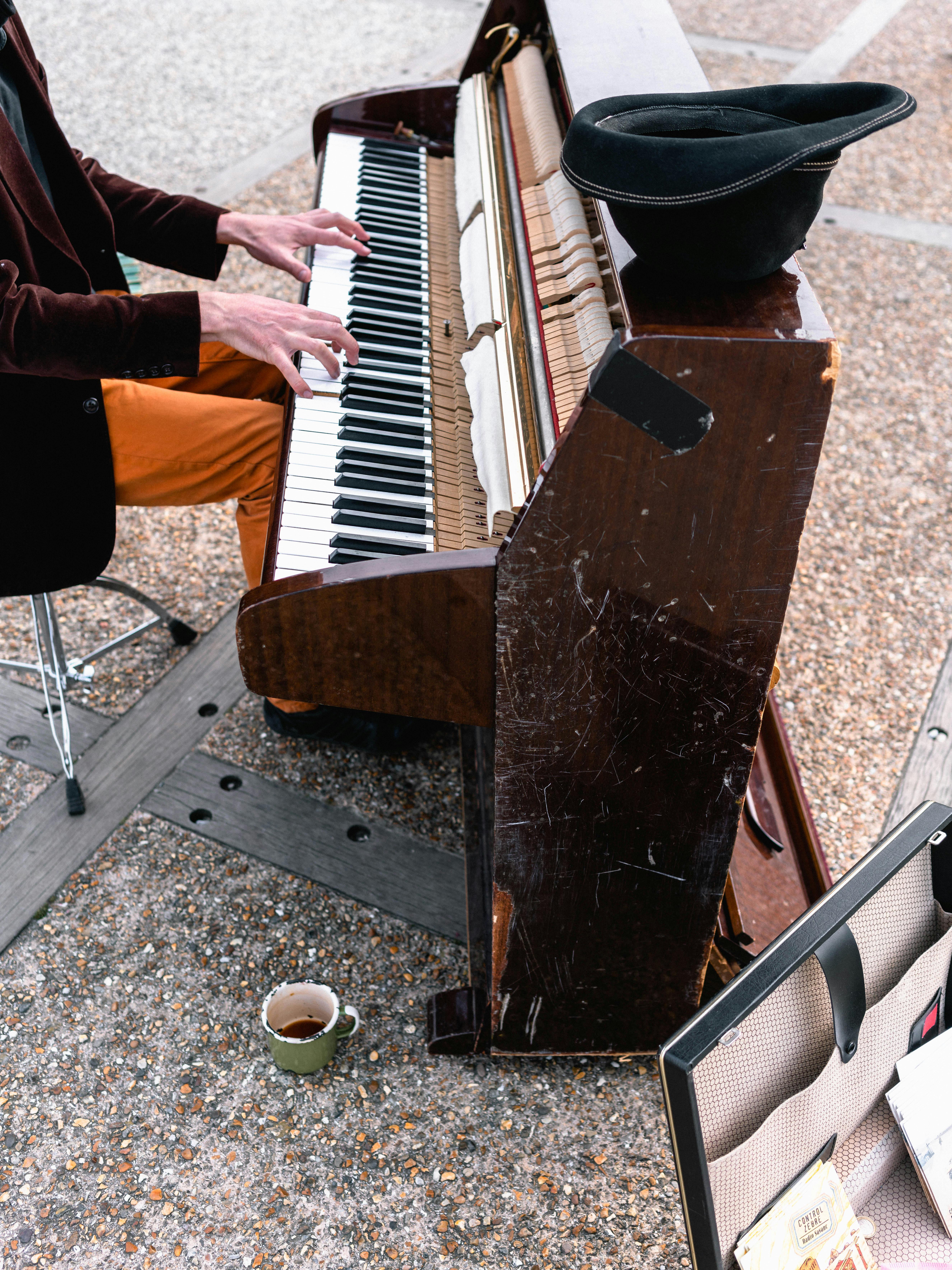 Jovem, Tocando, Piano, E, Alcançar, Para, Vidro, De, Whisky Foto