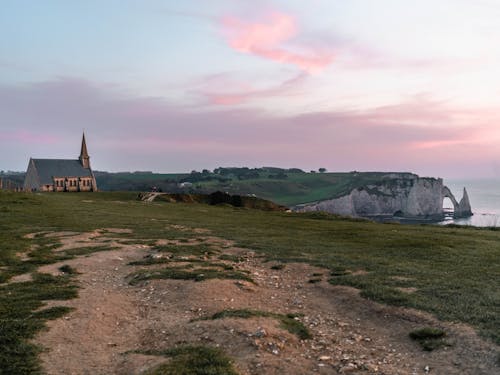 бесплатная серо белая церковь на вершине холма с видом на море Стоковое фото