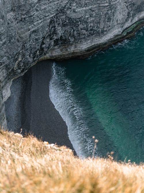 海浪拍岸