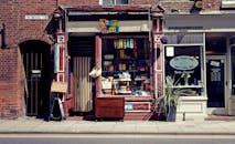 走进诺维奇这家引人注目的复古店铺，领略经典的城市魅力与丰富多彩的细节