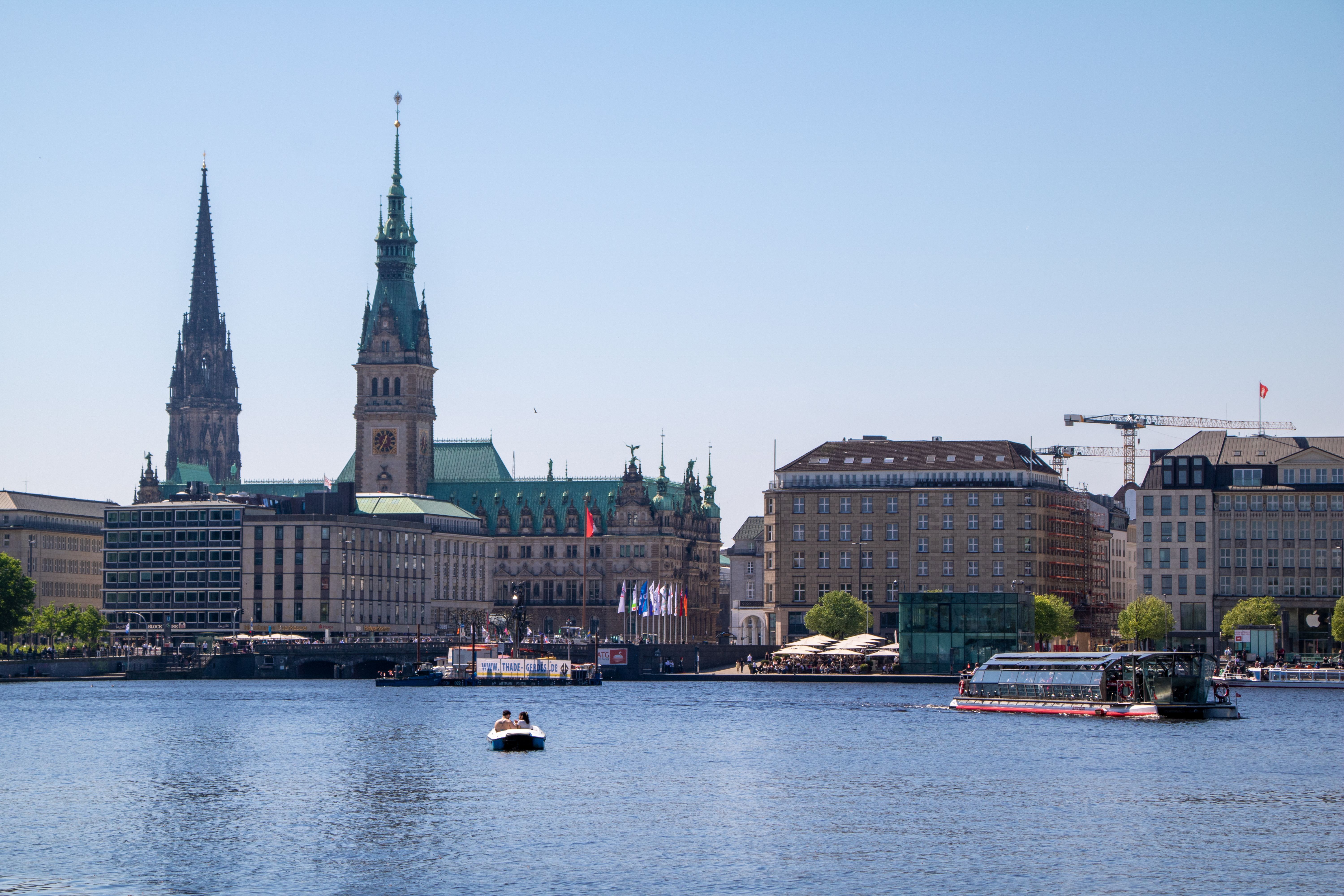 The Urban Chase: From Elbe Suburbs to the Binnenalster