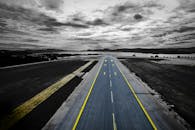 航拍挪威凯耶维克机场跑道，天空充满戏剧性