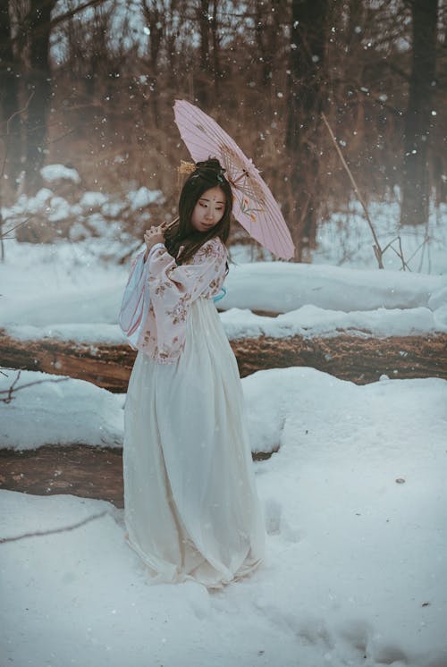 Kobieta Ubrana W Biało Różową Kwiecistą Sukienkę Kimono