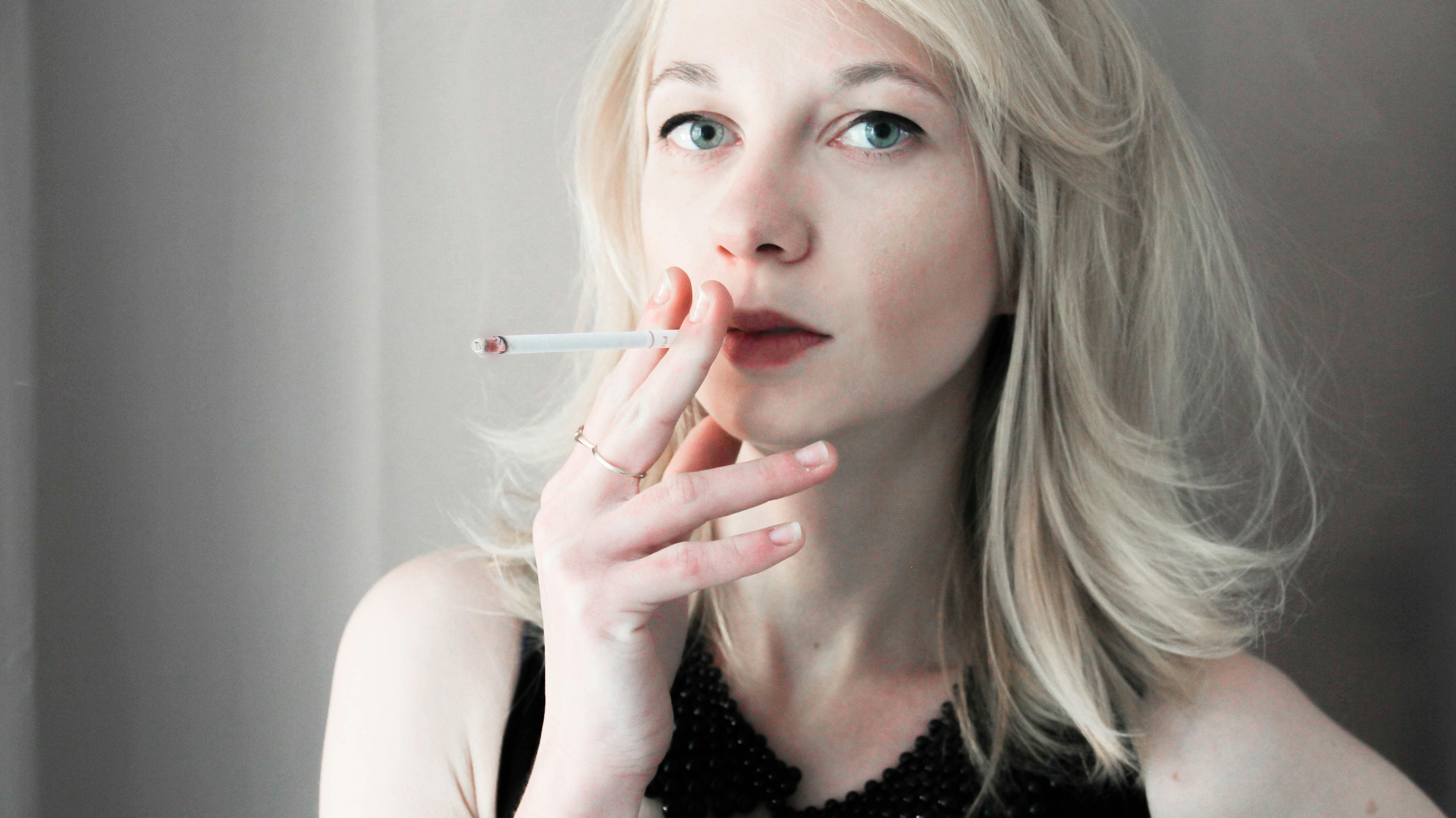 タバコの棒を持っている女性 無料の写真素材