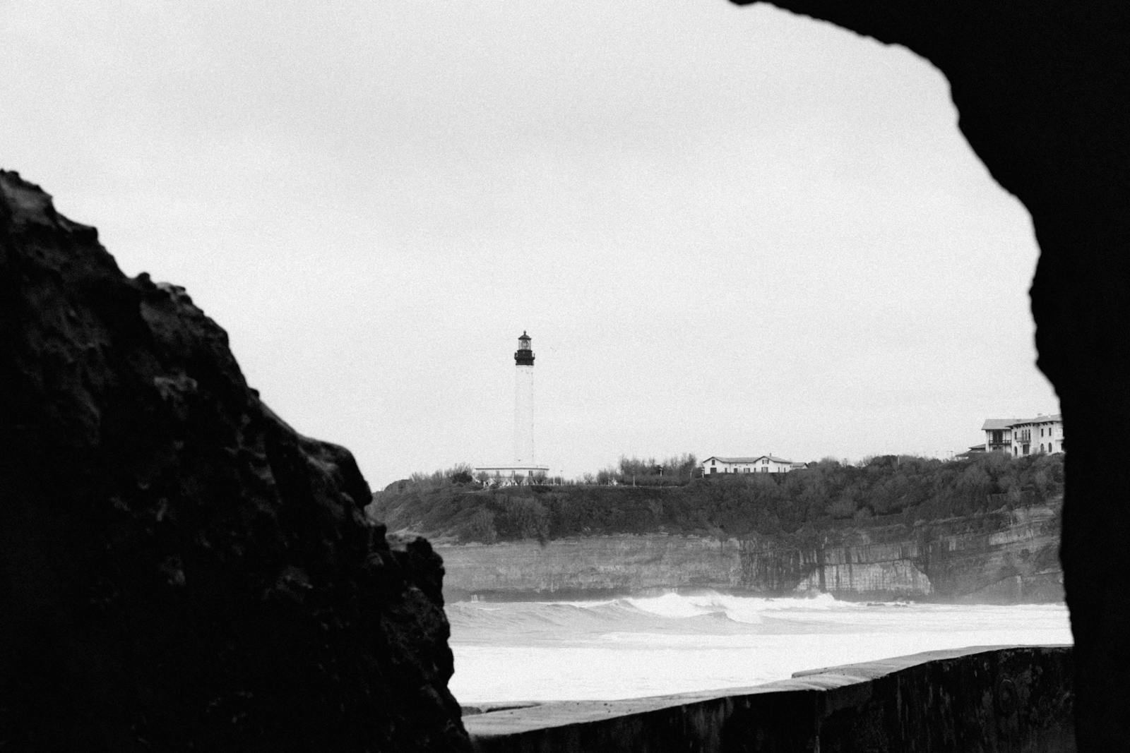 ALT: Phare de Biarritz au coucher du soleil, symbole de visibilité locale au Pays Basque