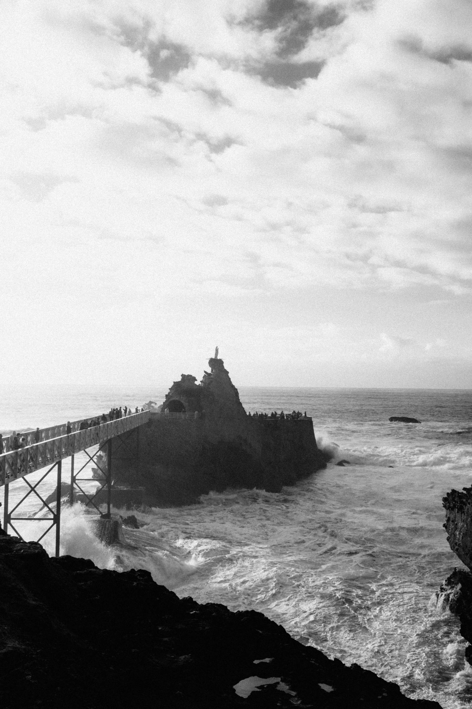 ALT: Rocher de la Vierge à Biarritz avec passERELLE, repère touristique majeur et flux d’excursionnistes au Pays Basque