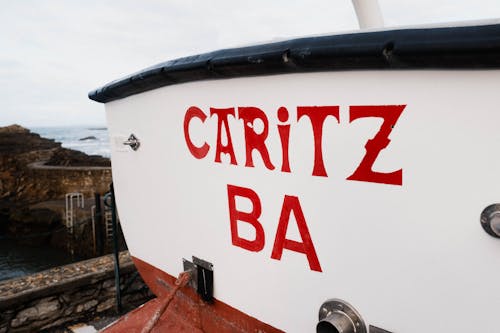 A boat with the words cartiz baa on it