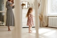 在时尚通风的房间里，母女俩正享受着阳光明媚的一天