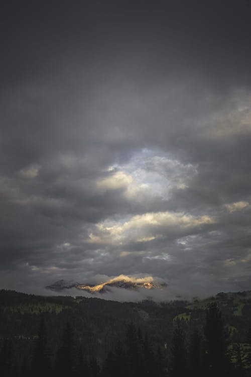 Landschaftsfoto Der Dunklen Wolken