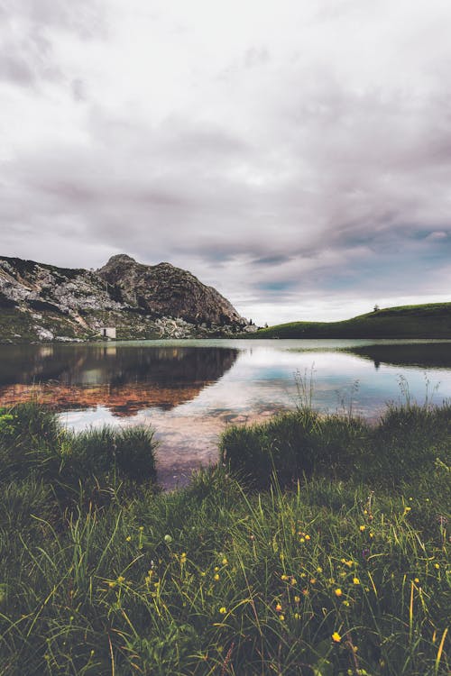 Gray Hill Nad Jeziorem Pod Białymi Chmurami