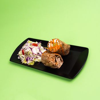 Wrap d'agneau au cumin bien relevé, accompagné d'une salade de chou croquante et d'une mayonnaise épicée