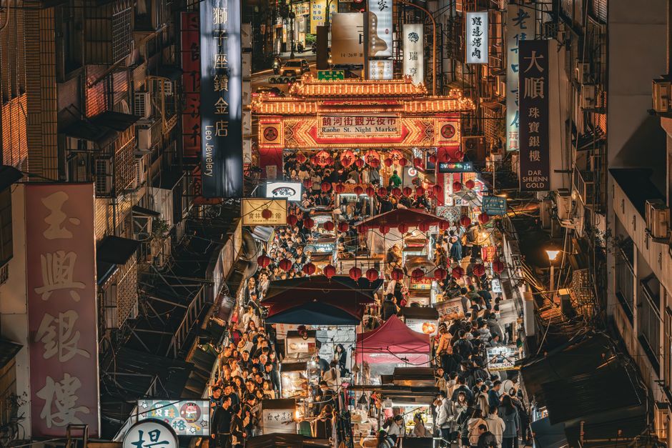 胡椒餅の名店があることで知られる台北・饒河街観光夜市のにぎわい