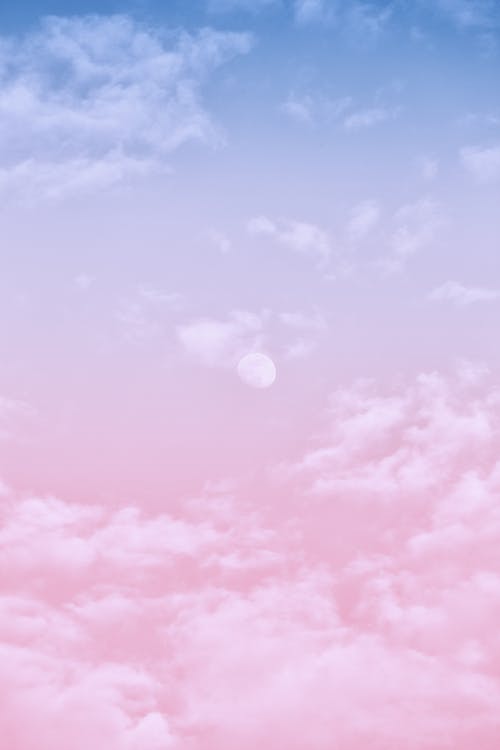 Белые облака в розовых и синих облаках