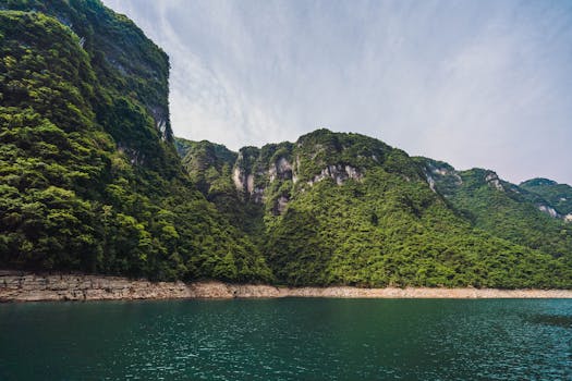 西昌的青山郁郁葱葱，环绕着宁静的湖泊