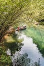 在中国西昌，一条宁静的竹林河流上乘船游览，非常适合旅行和自然摄影