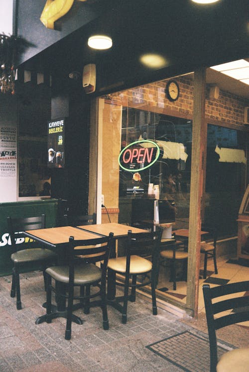 A restaurant with tables and chairs outside