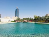 夏日阳光明媚，在迪拜媒体城的碧绿泻湖旁放松身心