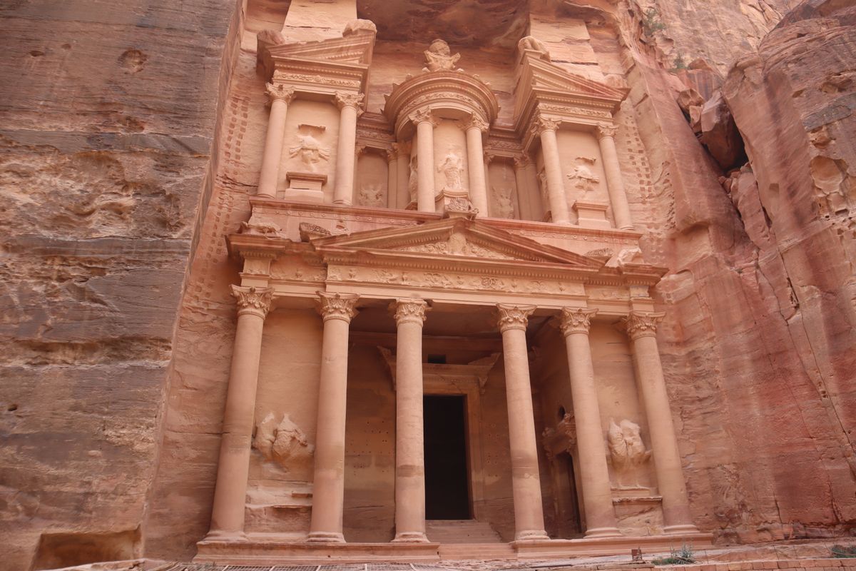 Vista en contrapicado de la fachada del Tesoro (Al-Khazneh) en Petra, Jordania